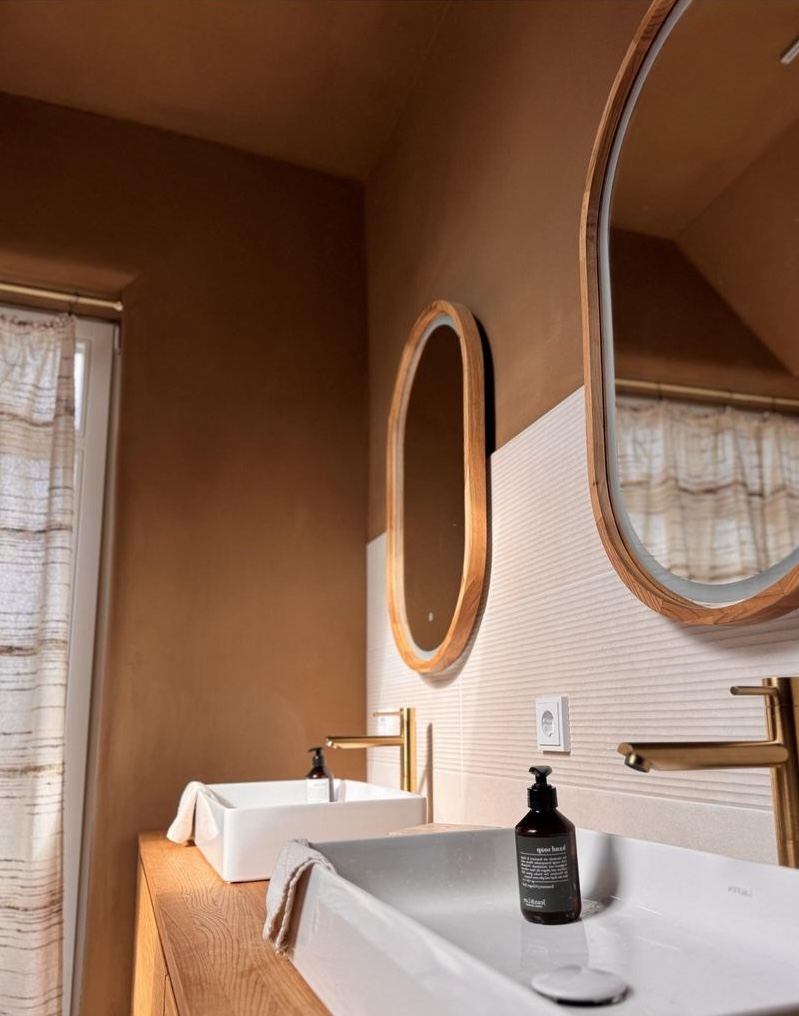Modernes Badezimmer mit Lehmputz-Wänden – optimale Luftfeuchtigkeit durch Lehm
