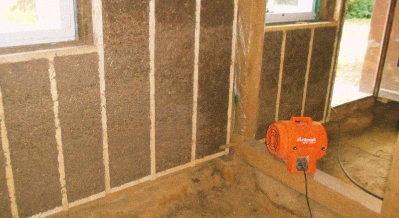 Innendämmung mit Holzweichfaserplatten und Trocknung im Lehmbau