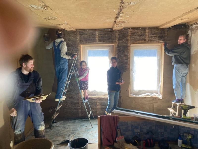 Teilnehmer beim Lehmbau-Hauspraktikum – praktische Lehmverarbeitung auf der Baustelle