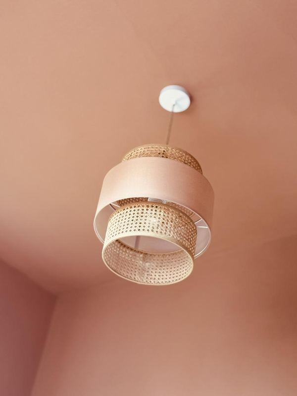 Deckenlampe an Lehmputz-Decke in Wohnraum