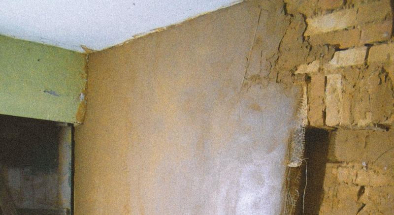Lehmoberputz wird plan auf die Wand aufgezogen